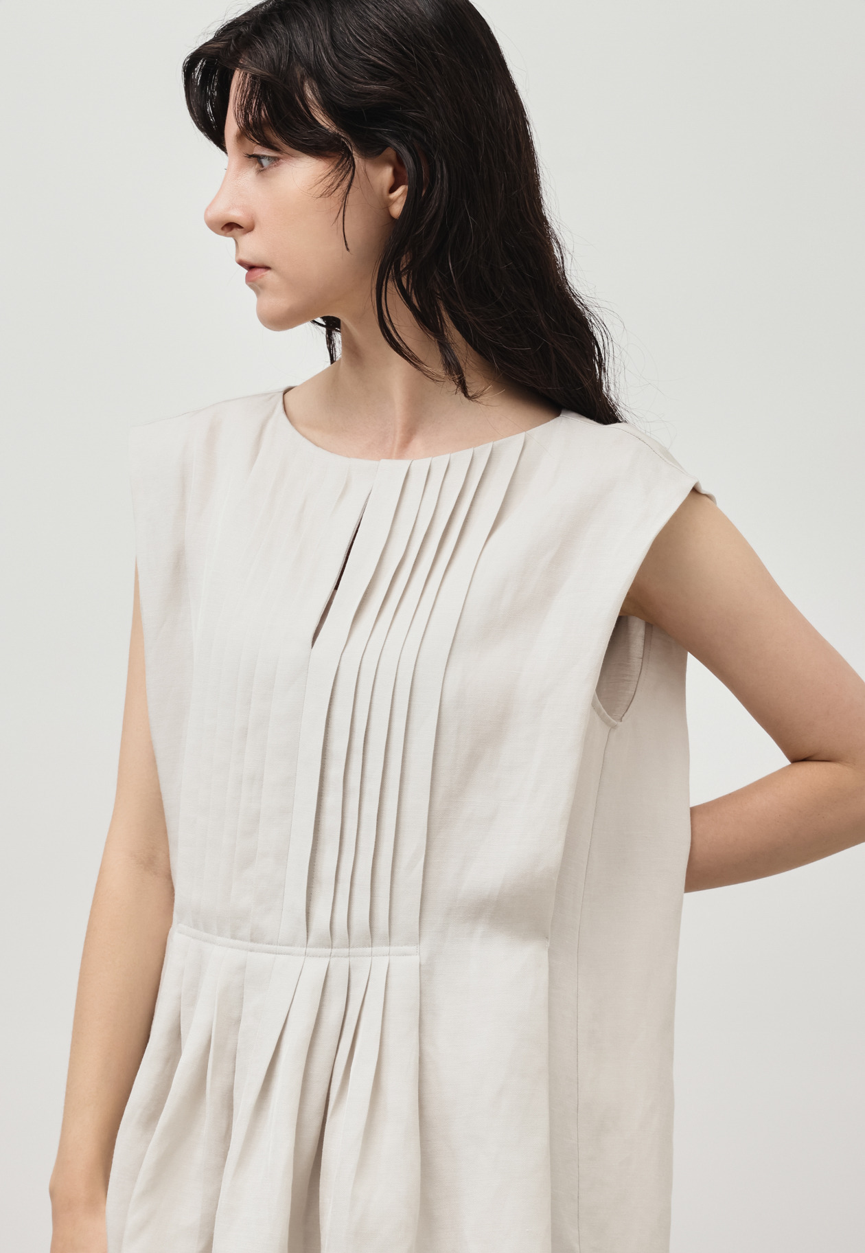 TWILL WASHER TUCK NO SLEEVE BLOUSE / ツイルワッシャータックノースリーブブラウス 詳細画像 Beige 5