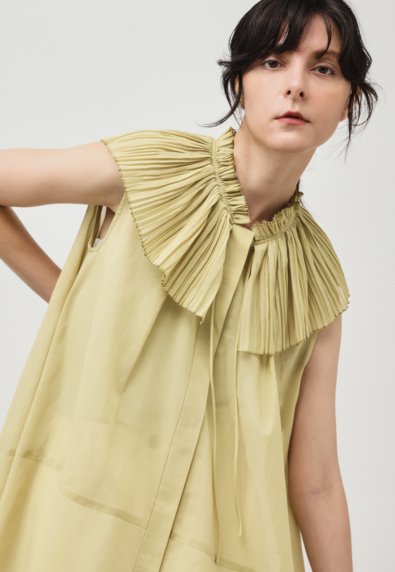 VOILE PLEATS COLLAR NO SLEEVE BLOUSE / ボイルプリーツカラーノースリーブブラウス 詳細画像 Yellow 6