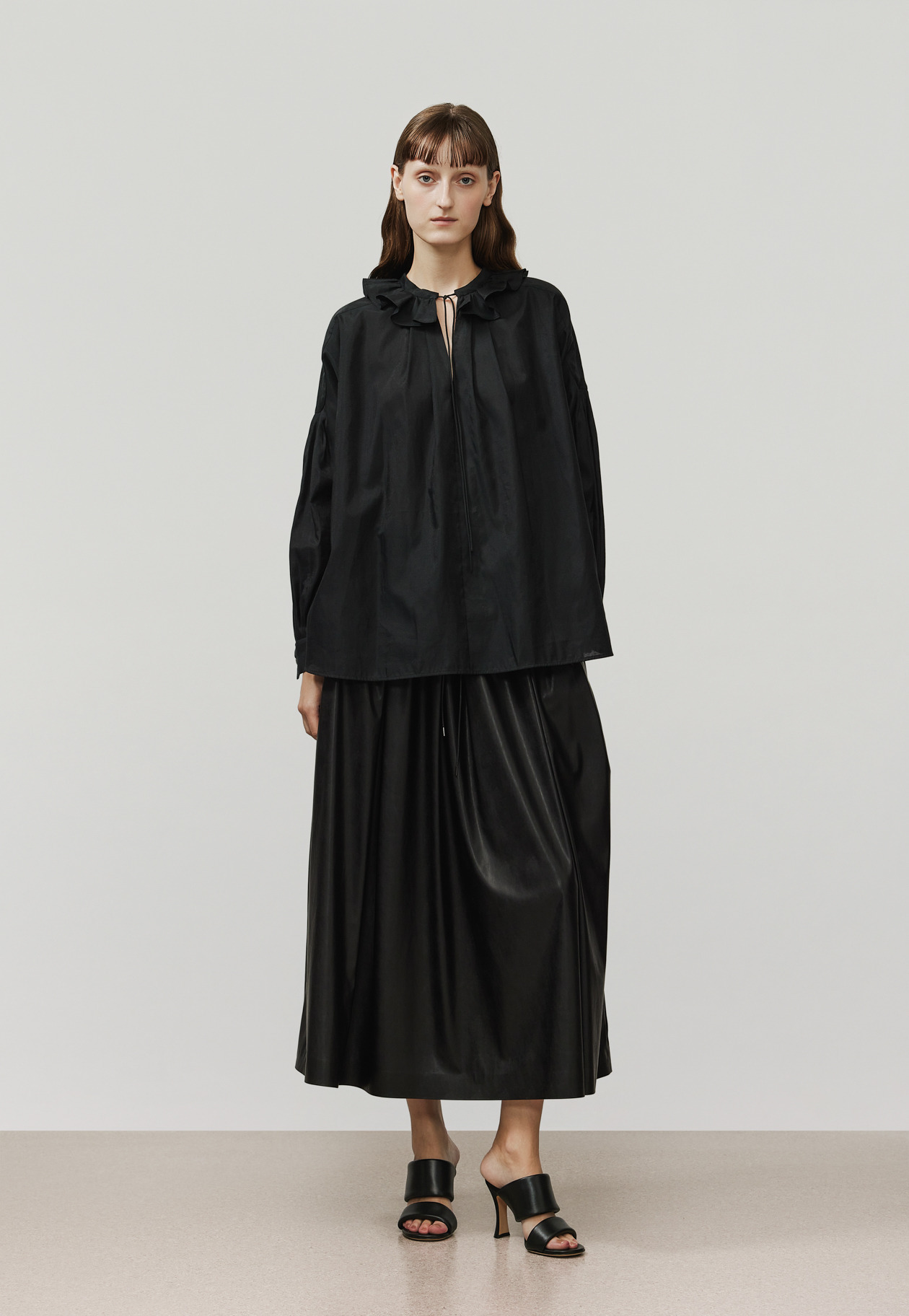 FAUX LEATHER PLEATS SKIRT / フォーレザープリーツスカート 詳細画像 Black 3