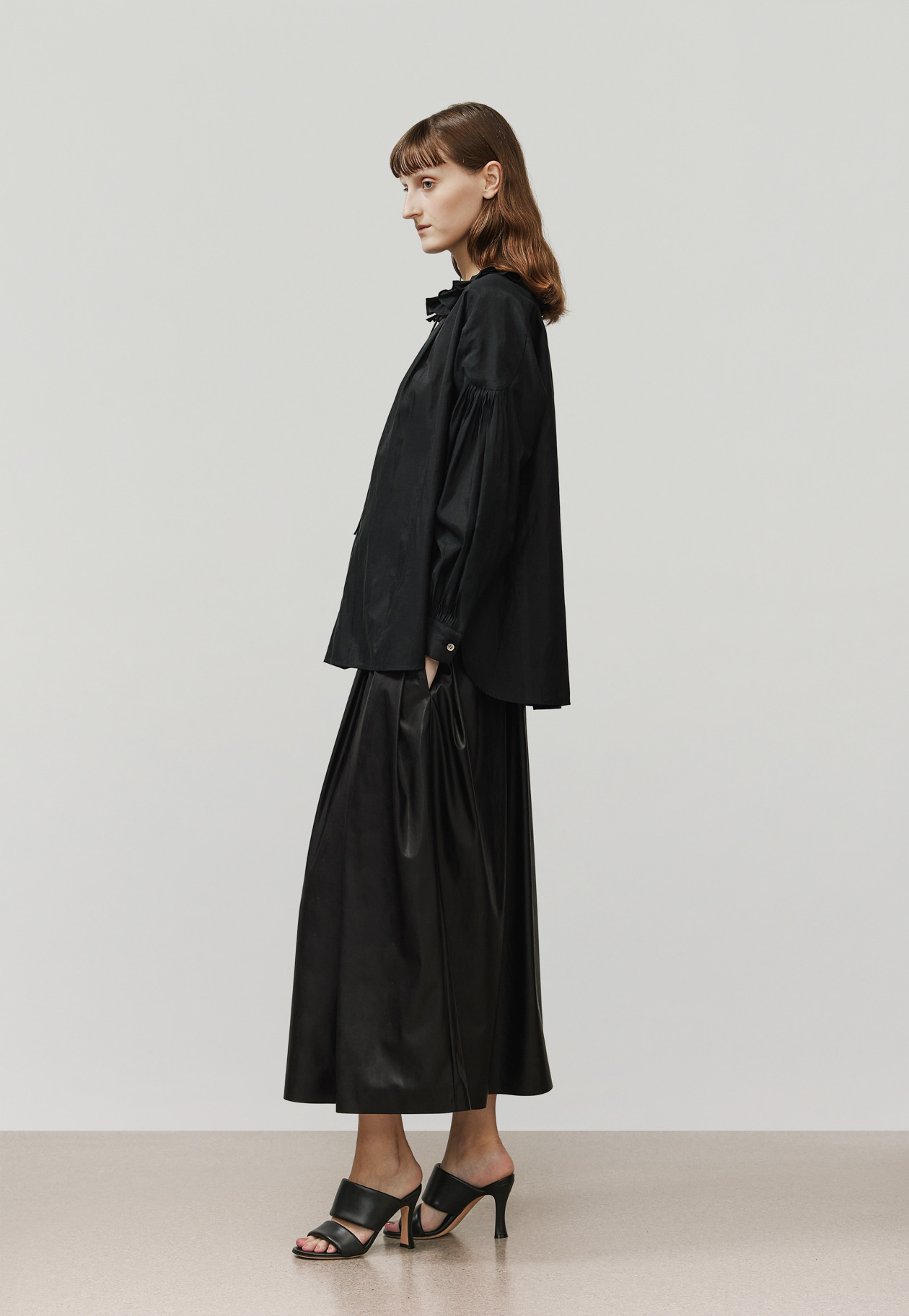 FAUX LEATHER PLEATS SKIRT / フォーレザープリーツスカート 詳細画像 Black 4