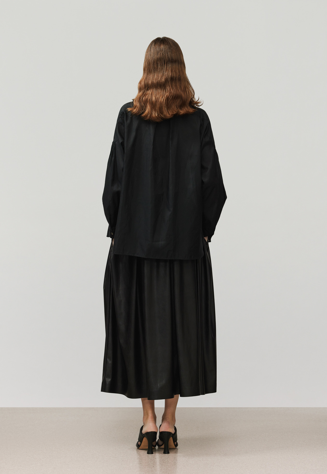 FAUX LEATHER PLEATS SKIRT / フォーレザープリーツスカート 詳細画像 Black 5