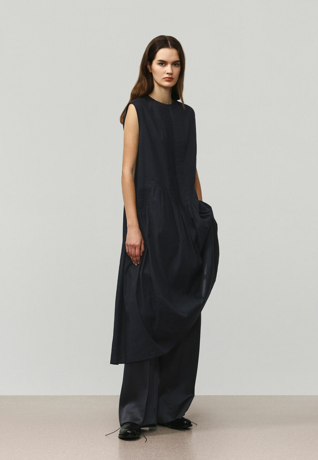 RAMIE COTTON PINTUCK SLEEVELESS DRESS / ラミーコットンピンタックスリーブレスドレス 詳細画像 Navy 1