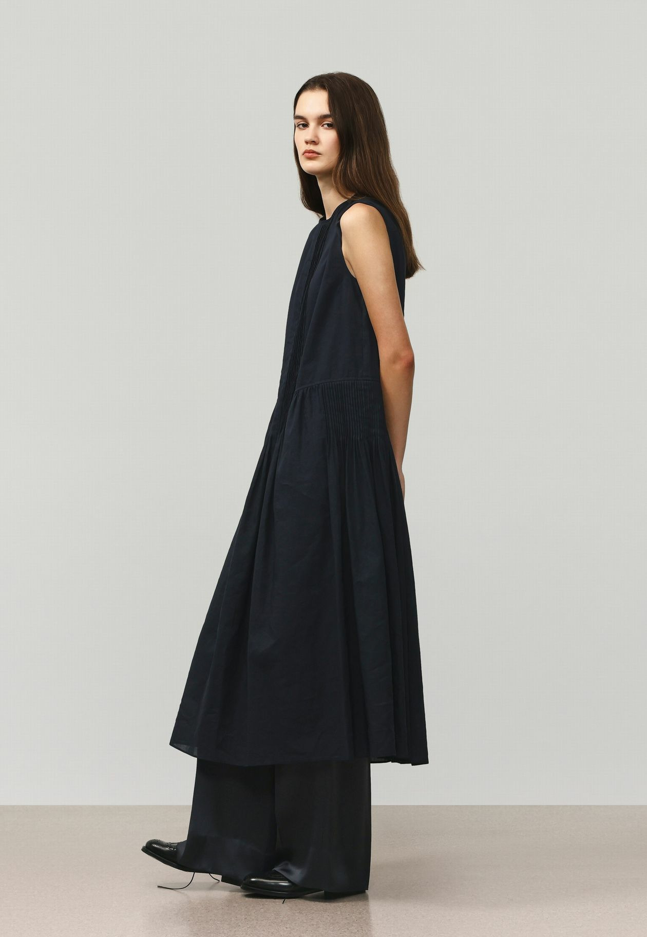 RAMIE COTTON PINTUCK SLEEVELESS DRESS / ラミーコットンピンタックスリーブレスドレス 詳細画像 Navy 2