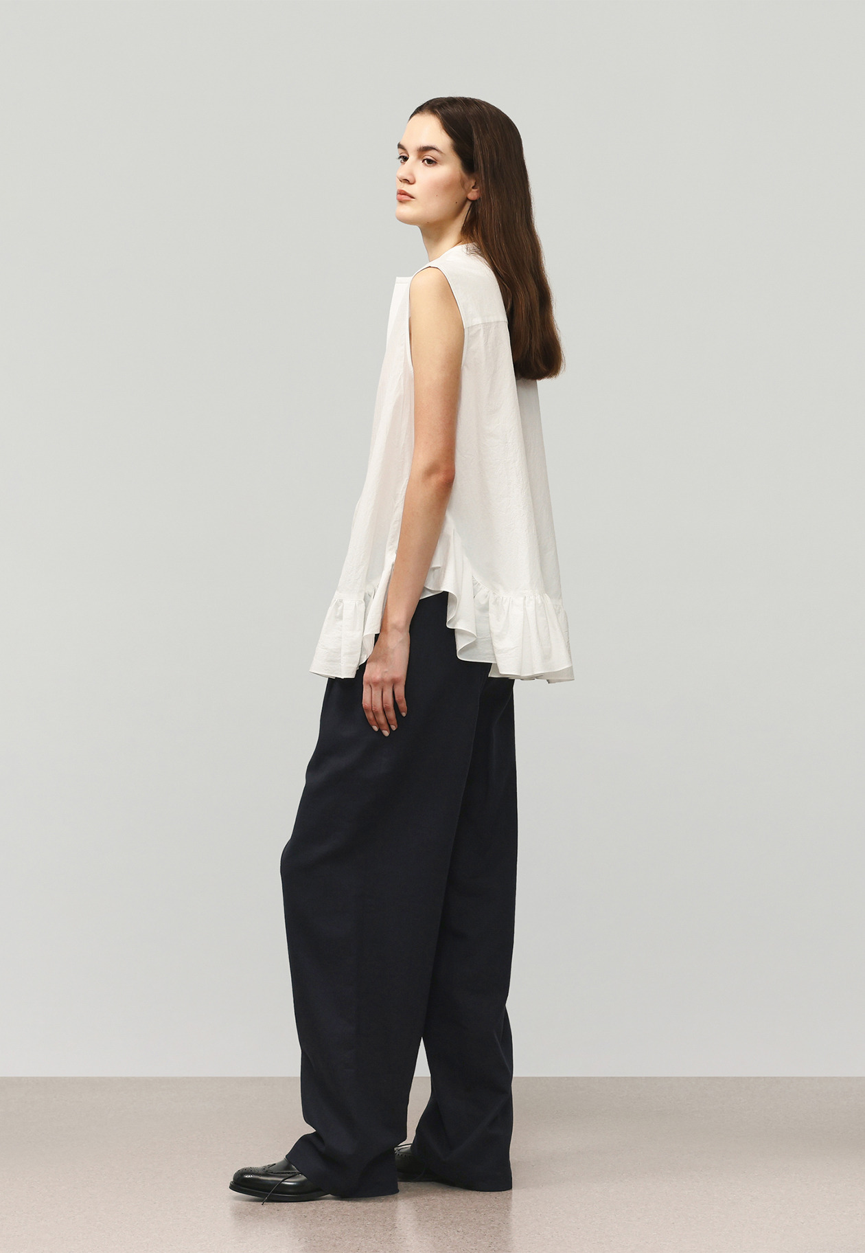COTTON RUFFLE HEM SLEEVELESS BLOUSE / コットンラッフルヘムスリーブブラウス 詳細画像 OW 2