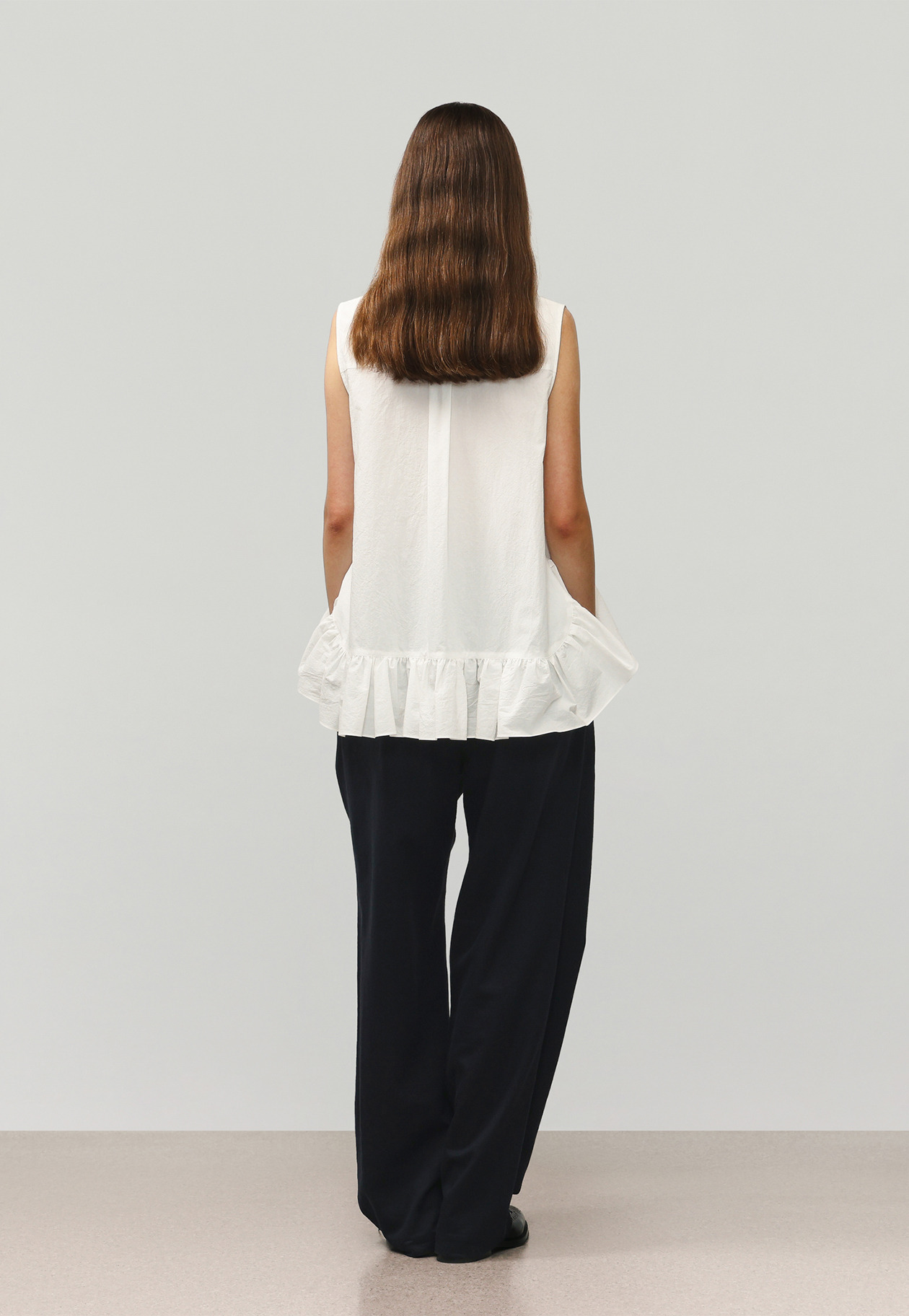 COTTON RUFFLE HEM SLEEVELESS BLOUSE / コットンラッフルヘムスリーブブラウス 詳細画像 OW 3