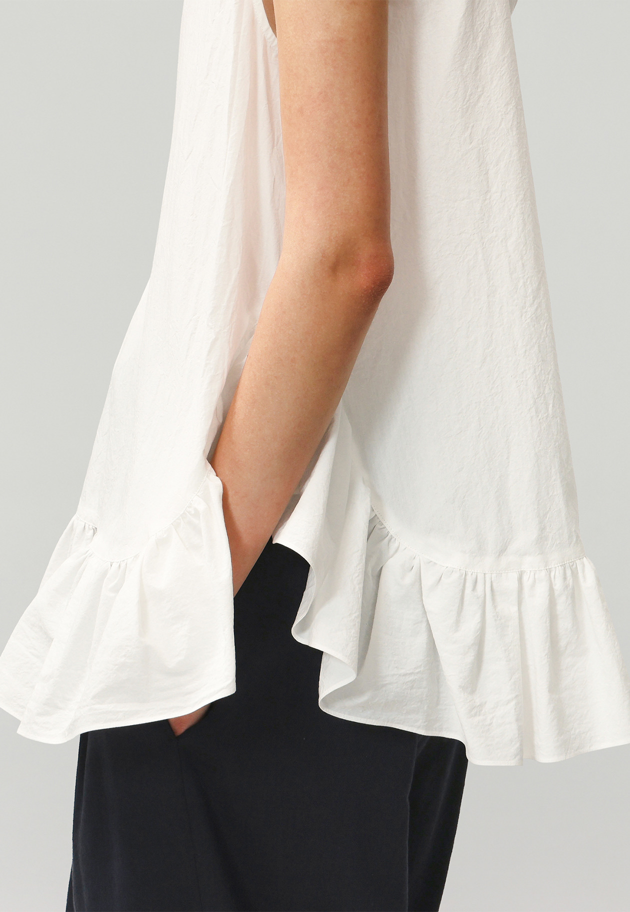 COTTON RUFFLE HEM SLEEVELESS BLOUSE / コットンラッフルヘムスリーブブラウス 詳細画像 OW 4
