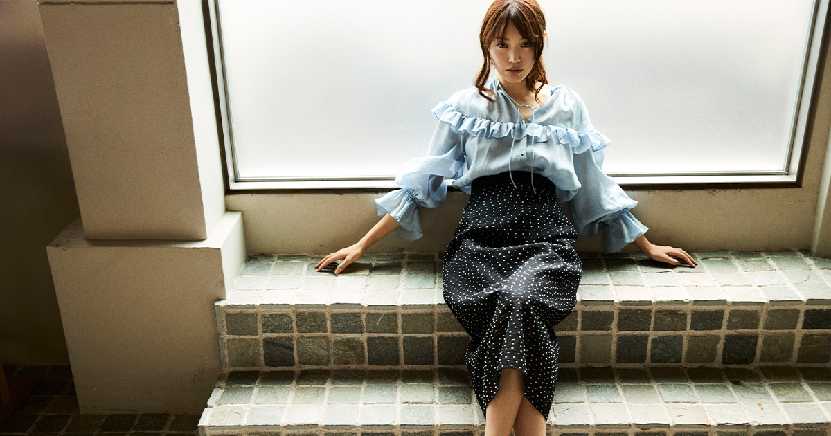 蛯原友里さんの「レースって可愛い！」シャツにスカートに